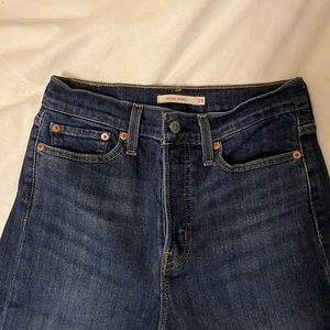 Levi’s wedgie fit jean size 28 with frayed hem